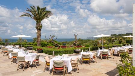 En La Réserve se puede desayunar, comer y cenar frente al mar