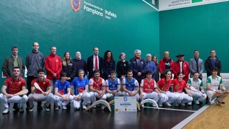 Comisión evaluadora en el frontón Labrit, en su reciente visita para valorar la candidatura de Navarra