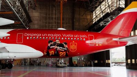 Iberia ha personalizado un vinilo en uno de sus modelos Airbus A350-Next, su avión más avanzado y sostenible, con la inscripción “Despega un equipo. Vuela un país”