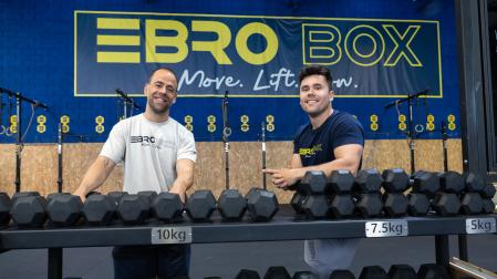 De izda. a dcha, Miguel Soldevilla y César Marcilla, en las instalaciones de Ebro Box