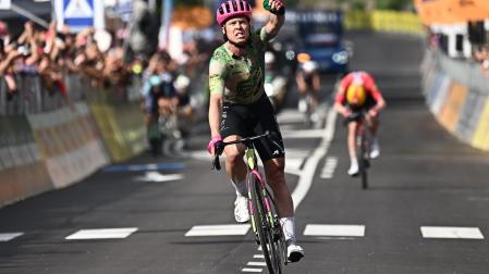 Michael Valgren (EF Education) celebra su triunfo en la decimoséptima etapa del Giro de Italia disputada Cassano d'Adda y Andalo,