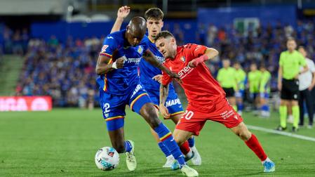 Javi Galán persigue a Nyom en el último partido disputado en Getafe..