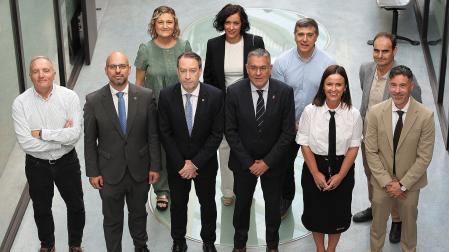 En primera fila, desde la izquierda:  Raúl Santiago (3P Biovian); el vicerrector de Enseñanzas, Javier Goicoechea; Ramón Gonzalo, rector de la UPNA; Juan Luis García, consejero de Universidad, Innovación y Transformación Digital; la directora general de Universidades, Eva Perujuániz; y Pedro Martínez Martín (Ministerio de Ciencia, Innovación y Universidades). Detrás, desde la izda.: Cristina Layana (CPEN), Iosune Pascual (Fundación UPNA), Carlos Zamorano e Ignacio Iriarte (Servicio Navarro de Salud)