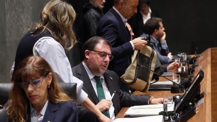 El presidente del Parlamento, Unai Hualde, habla con la Letrada Mayor del Legislativo, Silvia Doménech, antes del inicio de una sesión plenaria