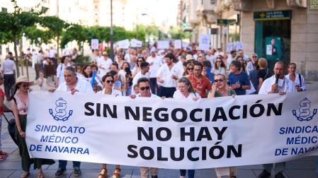 Manifestación de médicos por las calles de Pamplona este miércoles.