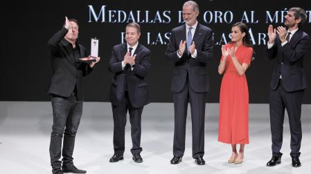 Alén Ayerdi recoge la medalla de Robe en presencia de Page, los Reyes y el ministro de Cultura