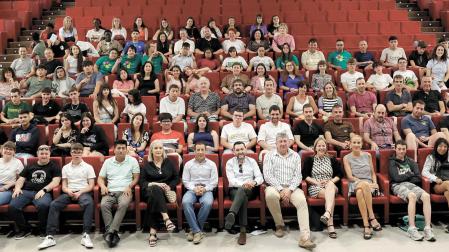 Los alumnos y alumnas con sus docentes y los representantes municipales e institucionales durante el acto celebrado en la casa de cultura de Peralta