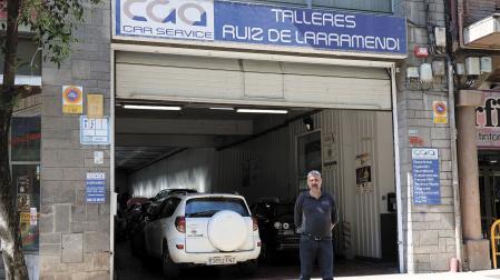 Alfredo Ruiz de Larramendi en la puerta de su taller del paseo de la Inmaculada de Estella