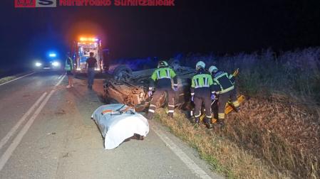 El conductor sufrió una salida de vía con vuelco del vehículo