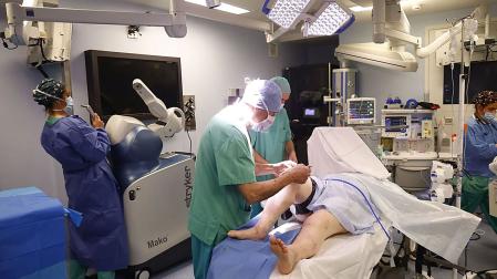 Un paciente se somete a una operación de rodilla