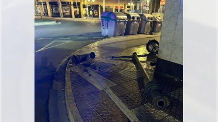 Estado en el que quedaron la farola y la señal tras chocar el vehículo al salirse de la vía