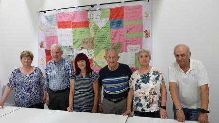 De izda a dcha: Mari Carmen Rodríguez Moreno, Josetxo Paternáin Nagore, Ana Mendinueta Beriáin, Javier Mendinueta Ruiz de Azúa, Gema Burguete Pola y Sabino Huarte Estella, en el centro 'Convive Santesteban' de la Txantrea.