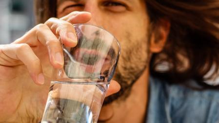 Los expertos aconsejan beber agua de forma regular a lo largo del día y no esperar únicamente a tener sensación de sed