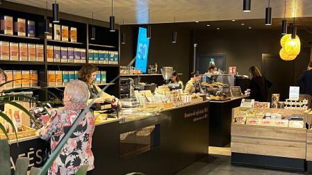 Cafés Moreno inaugura su primera cafetería en la calle Paulino Caballero 8, de Pamplona en el mismo local donde tiene su tienda de café