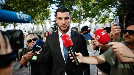El futbolista Rafa Mir a su llegada a la Ciudad de la Justicia de Valencia, donde junto a su compañero Pablo Jara, serán juzgados este jueves por agredir sexualmente y lesionar a dos mujeres en Bétera (Valencia) en septiembre de 2024.