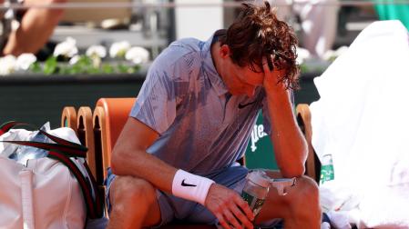 Sinner se echa agua por la cabeza para intentar refrescarse, durante su partido de segunda ronda en Roland Garros