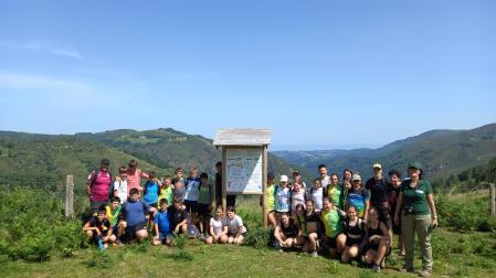 Jóvenes asistentes a la jornada didáctica del Bosque CPEN en Lesaka.