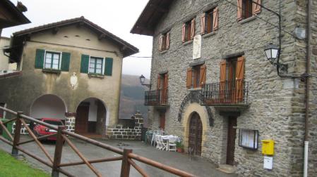 Imagen del ayuntamiento y la posada de Arano.