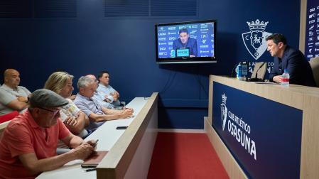 Braulio Vázquez, ante la Junta Directiva y Cata, en la rueda de prensa de balance de temporada.