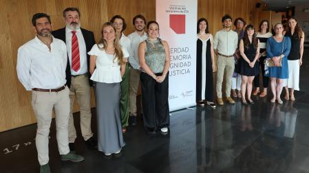 De izda a dcha: Luis Álvarez Atarés (Anvite), José Ignacio Toca (presidente Anvite), Carolina Olívar del Burgo, Pilar Prieto, Leyre Sanz (directora documental), Diego Fernández Tortosa (codirector), Sergio Durán, Aitana Quindimil Odériz (entrevistadora), Paz Prieto (Anvite), Teresa Prieto, Paula Toca Ascunce (nieta Alberto Toca) y Amparo Gaspa García (mujer José Ignacio Toca), en el Museo Universidad de Navarra (MUN).