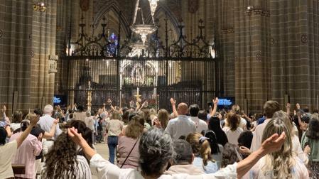 Vigilia de oración de los grupos de la Renovación Carismática Católica en la catedral de Pamplona