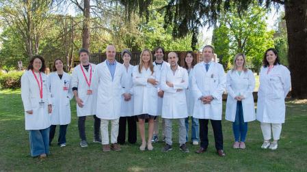 Fila trasera: María Victoria Zelaya Huerta (Anatomía Patológica, HUN), Margarita Illas Pérez-Mosso (Servicio de Ensayos clínicos, Navarrabiomed), Mikel Rico Oses (Oncología Radioterápica, HUN), Marta Moreno Jiménez (Oncología Radioterápica, CUN), Sergio León Valencia (investigador, CIMA), Sonia Flamarique Andueza (Oncología Radioterápica, HUN), Jennifer Barranco Martínez (investigadora, CIMA), Teresa Cuenca Bandín (Radiofísica, CUN). Fila delantera: Alfonso Calvo González (Investigador, CIMA), Paola Anna Jablonska (Oncología Radioterápica, HUN), Diego Serrano Tejero (Investigador, CIMA), Javier Aristu Mendióroz (CUN).