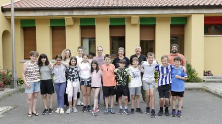 Los jóvenes participantes y responsables del centro escolar de Goizueta, junto a representantes del Servicios de Residuos del Gobierno foral