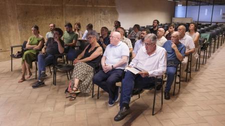 Asiron, junto a vecinos e Erripagaña, en el acto donde se ha dado a conocer la encuesta