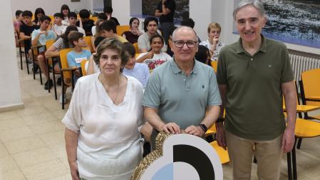 Montserrat Port, Ramón Poza y Jose Murugarren, en el foro sobre envejecimiento, en el colegio Claret Larraona, con alumnos de 3º de ESO.