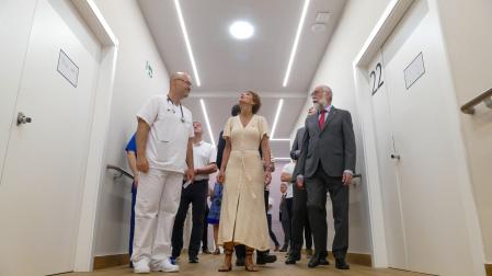 La presidenta del Gobierno foral, María Chivite, acompañada del consejero de Salud, Fernando Domínguez, en su visita a la Clínica Josefina Arregui.