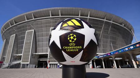 Un balón gigante, delante del estadio Puskas Arena de Budapest, donde este sábado se celebra la final de la Champions League