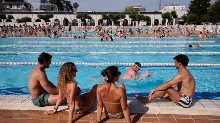 Imagen de la piscina del Club de Tenis el viernes 29 de mayo. Varios jóvenes charlan mientras se refrescan en un borde de la piscina