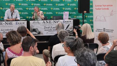 Santiago Elso, junto a Lucía Otero, ayer en el homenaje que recibió por parte de la Asociación de Escritores de Navarra