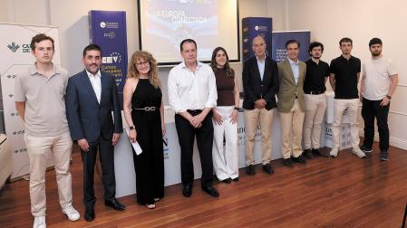 Javier Larequi (Equipo Europa), Jorge Martín de Castro (Grupo 9 Universidades), Belén Galindo (Diario de Navarra), Juan Mari Ayechu (Acción Social de Caja Rural de Navarra), Iria Jurío (presidenta de Equipo Europa Navarra), Alfonso Bañón (presidente de la Fundación Diario de Navarra), Pablo Zalba (comisario de los CEV), Miguel Rodríguez Cuevas (Equipo Europa), Aitor Ortigosa (Equipo Europa) y Erik Muguerza (Equipo Europa) en la presentación de la VIII edición de los Cursos Europeos de Verano.