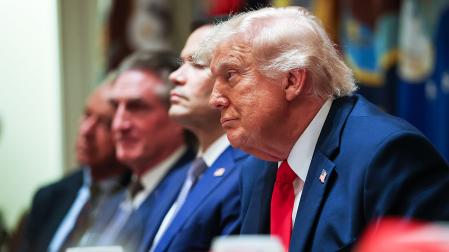 Donald Trump escucha durante una reunión en la Casa Blanca