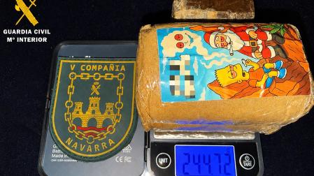 Paquete con los 200 gramos pasados de hachís incautados al detenido por la Guardia Civil