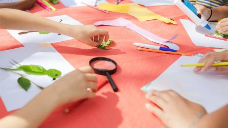 Varios niños realizan manualidades en una actividad