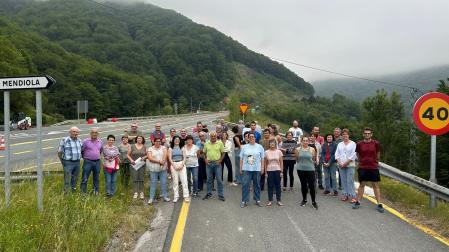 Imagen de la protesta llevada a cabo por vecinos de Almandoz en el acceso a la N-121-A de Mendiola.