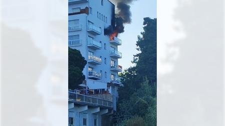 El incendio afecta a la habitación del último piso