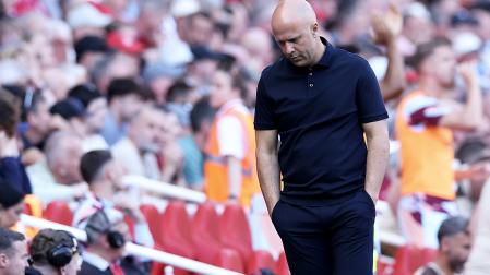 Un cabizbajo y pensativo Arne Slot durante el choque del Liverpool contra el Brentford FC el pasado 24 de mayo