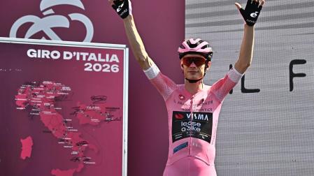 Vingegaard saluda a los aficionados antes de comenzar la 20ª etapa del Giro 2026
