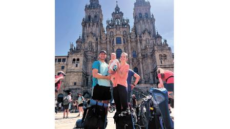Christopher Suriaga Flores y África Erro Martín con su hijo Diego frente a la catedral de Santiago en una imagen tomada el jueves 28 de mayo