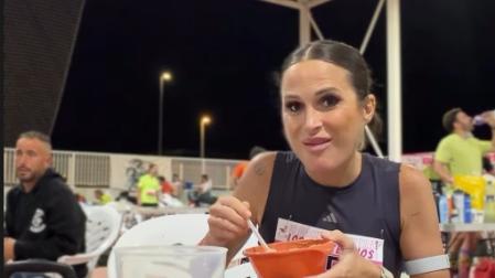 Verdeliss, la navarra Estefanía Unzu Ripoll, comiendo entre vuelta y vuelta en la base de vida del Backyard Ultra Los Montesinos