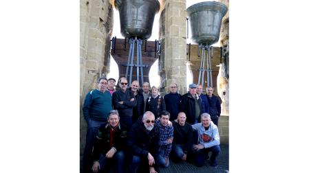 Los bandeadores de Artajona que acudieron el pasado día de San Isidro al campanario de San Saturnino en Artajona. Suman en torno a veinte los que suelen acudir en función del día. Son necesarias tres personas en cada campana y se van turnando