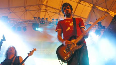 El líder de Berri Txarrak, Gorka Urbizu, durante el concierto que la banda ofreció en la plaza de los Fueros en los Sanfermines de 2006