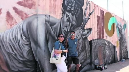 Ibai Andueza con su mural ‘Amalur’ dedicado a vecindario y visitantes