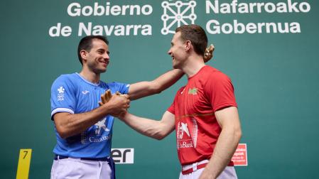 Darío Gómez e Iñaki Artola se saludan en el Navarra Arena después de la elección de material para la final del Manomanista. Ambos aspiran a su primera txapela