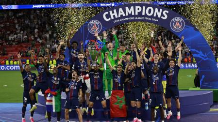Los jugadores del PSG levantan la 'orejona' como campeones de la Champions