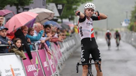 Marco Martín (BBK-Euskadi) celebra el triunfo en la meta de Urdax/Urdazubi. Adrià Regada (Caja Rural-Alea) y Aimar Tadeo (Equipo Cortizo) llegan justo detrás