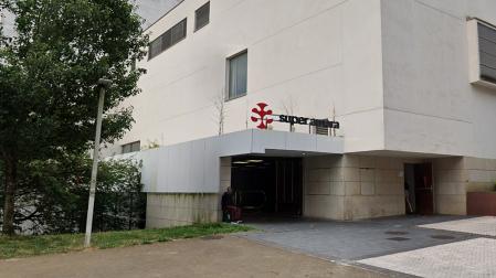 Acceso al Super Amara ubicado en los locales bajo la parroquia Iesu, en en barrio donostiarra de Riberas de Loiola